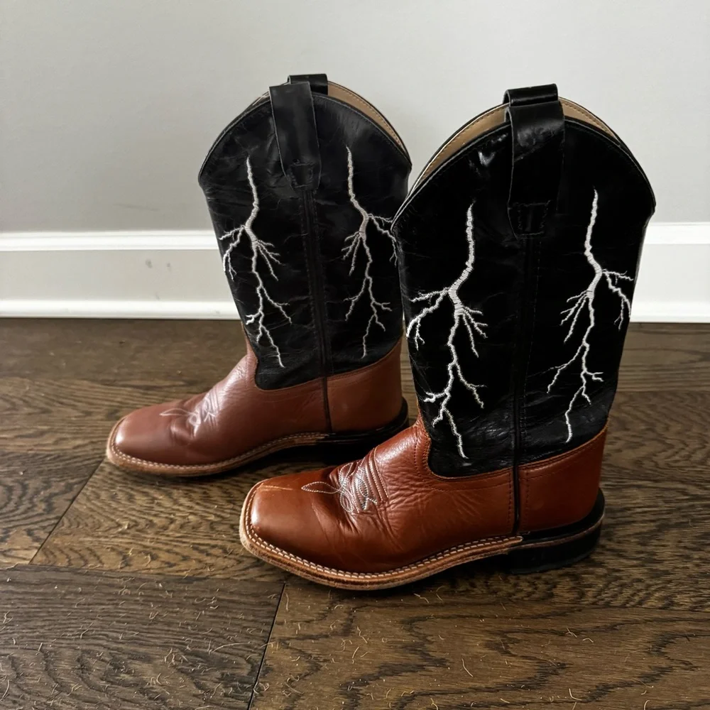 CODY JAMES YOUTH LIGHTENING WESTERN BOOTS
Size 5 - Picture 6 of 13